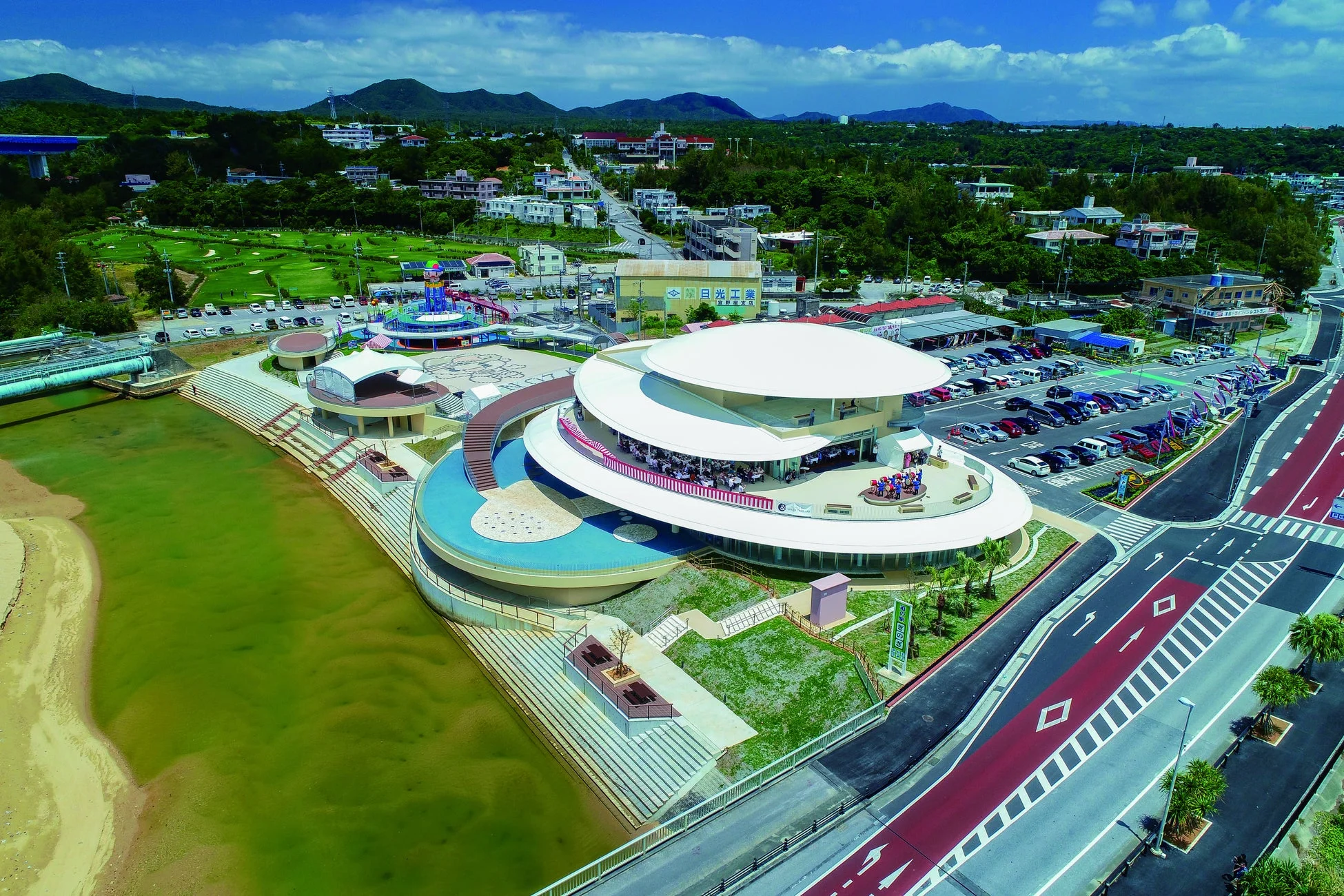 水辺のモダンな建築物と周辺地域の空撮