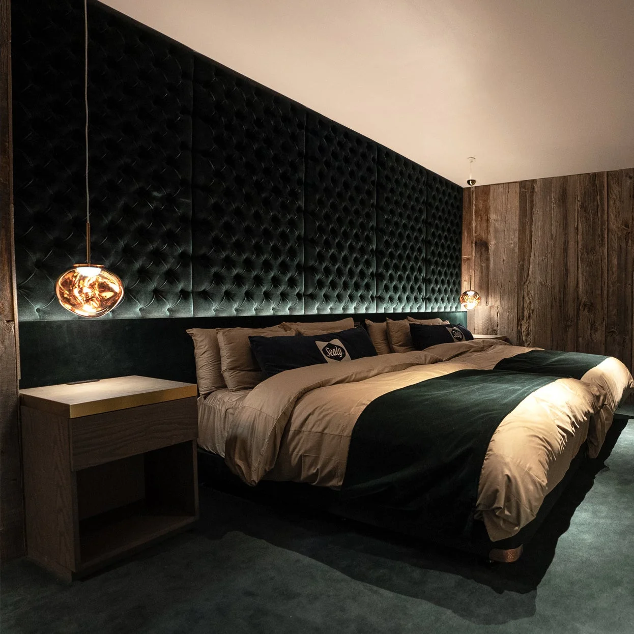 VILLA AYINの寝室とSealyのベッド