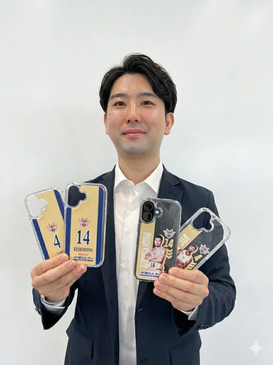 スマートフォンケースを手に持つ金城樹人氏