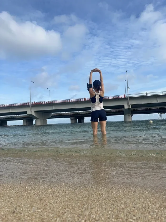 波の上(なみのうえ)に立つ「なみんちゅ」