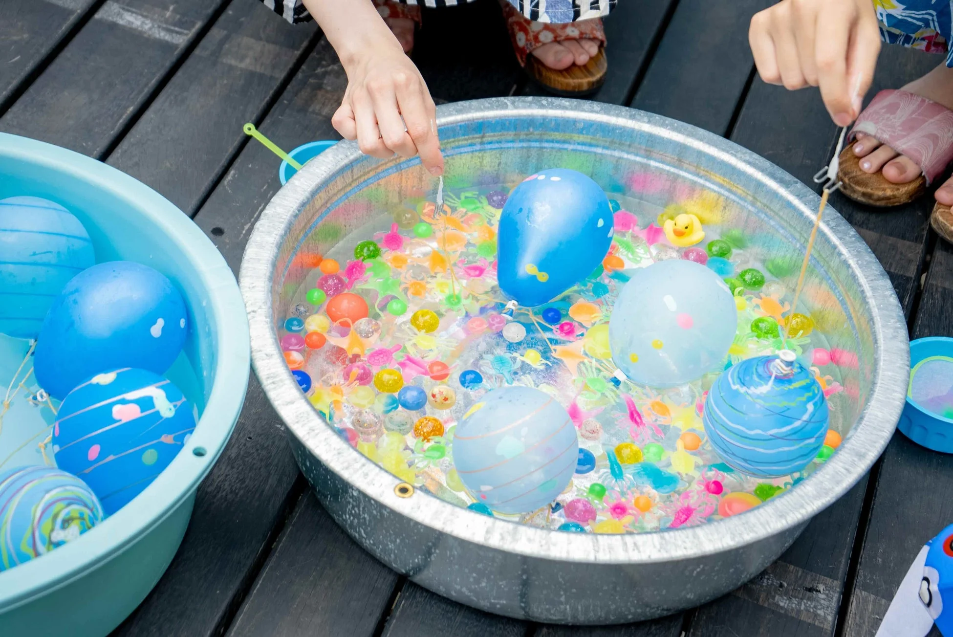 水風船やスーパーボールが浮かぶ縁日