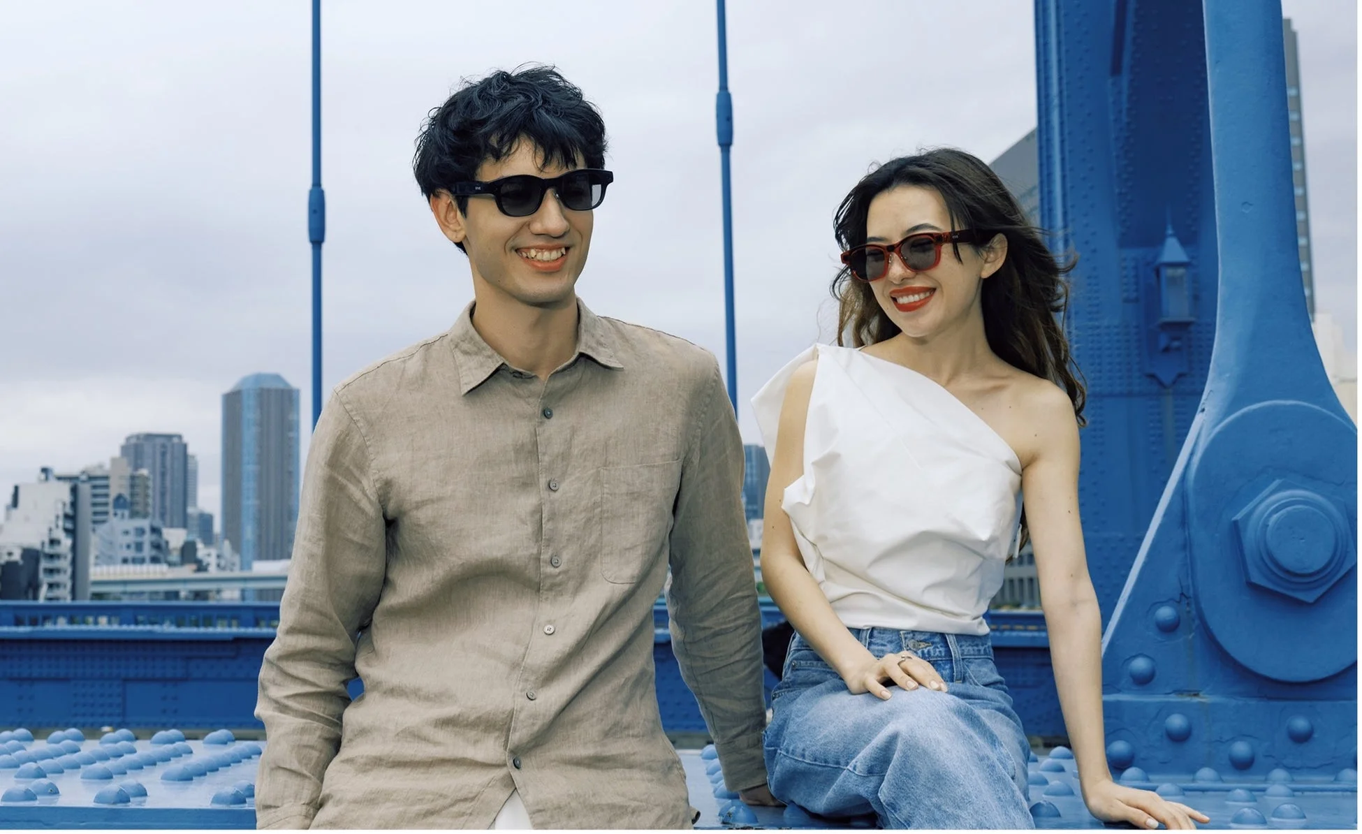 笑顔のカップルと都市