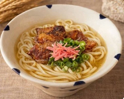 透明なスープに浸かった太めの麺が特徴の沖縄そば