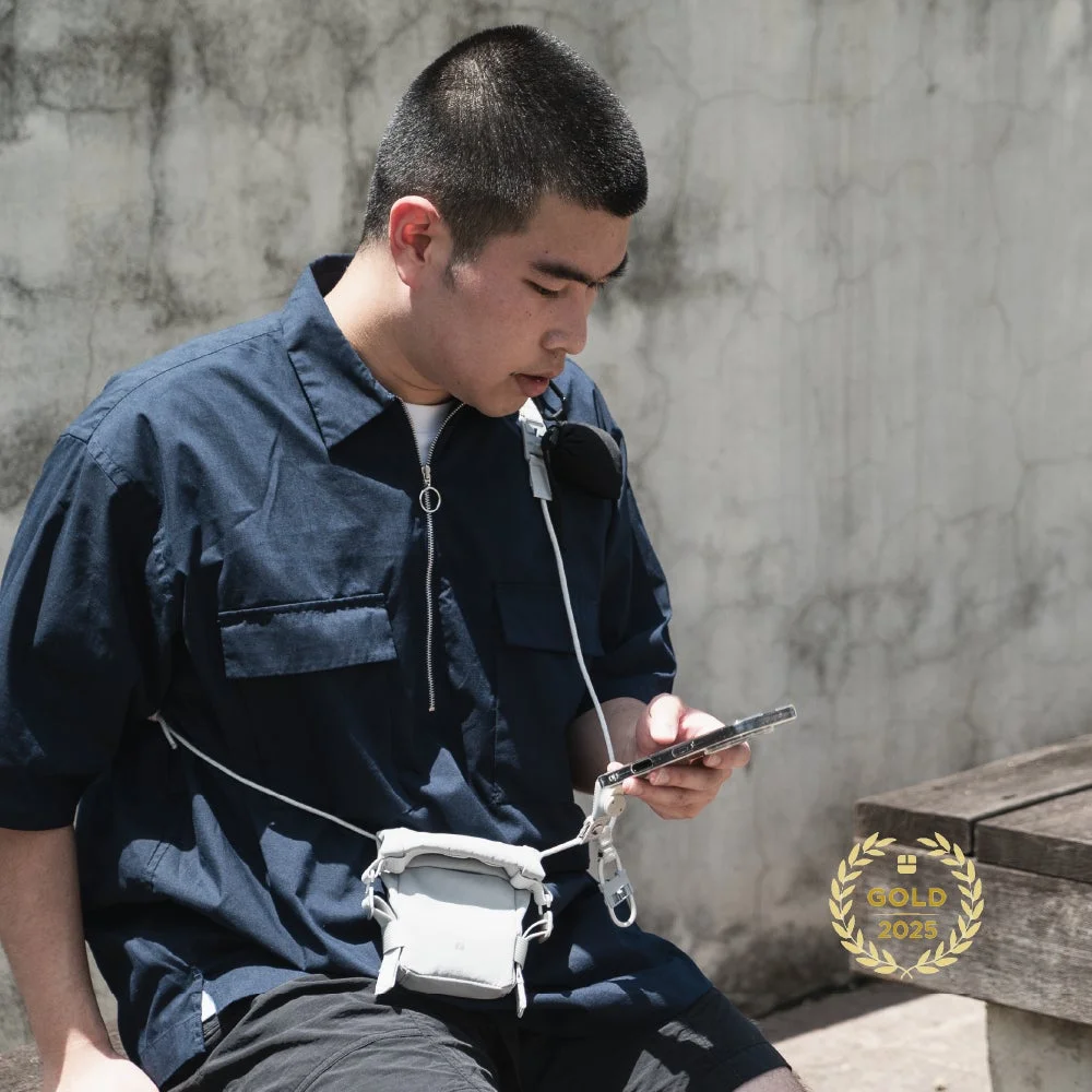 男性がThe Dual Plusを着用しスマホを操作している様子