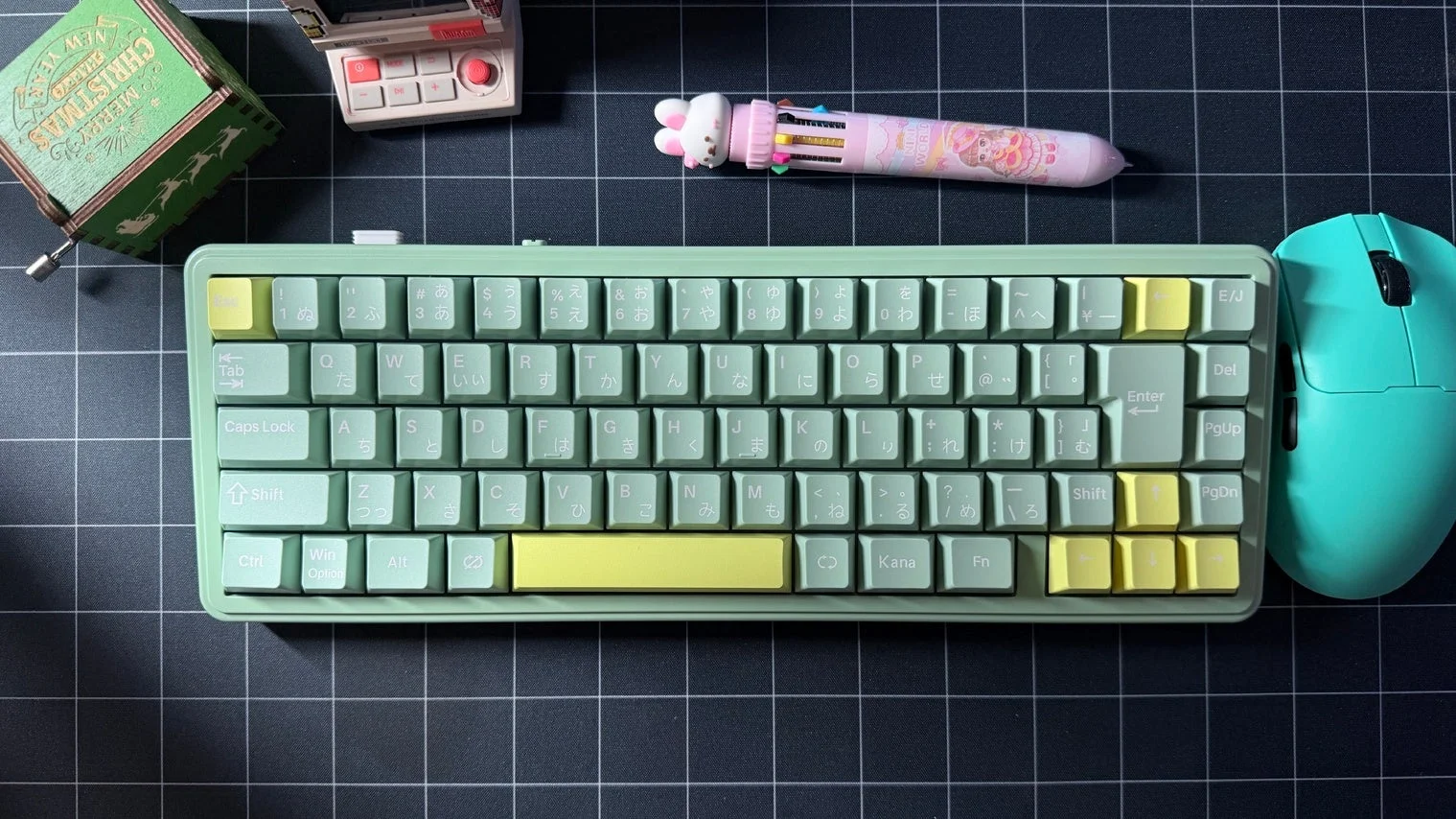 ミントグリーンのキーボードとマウス