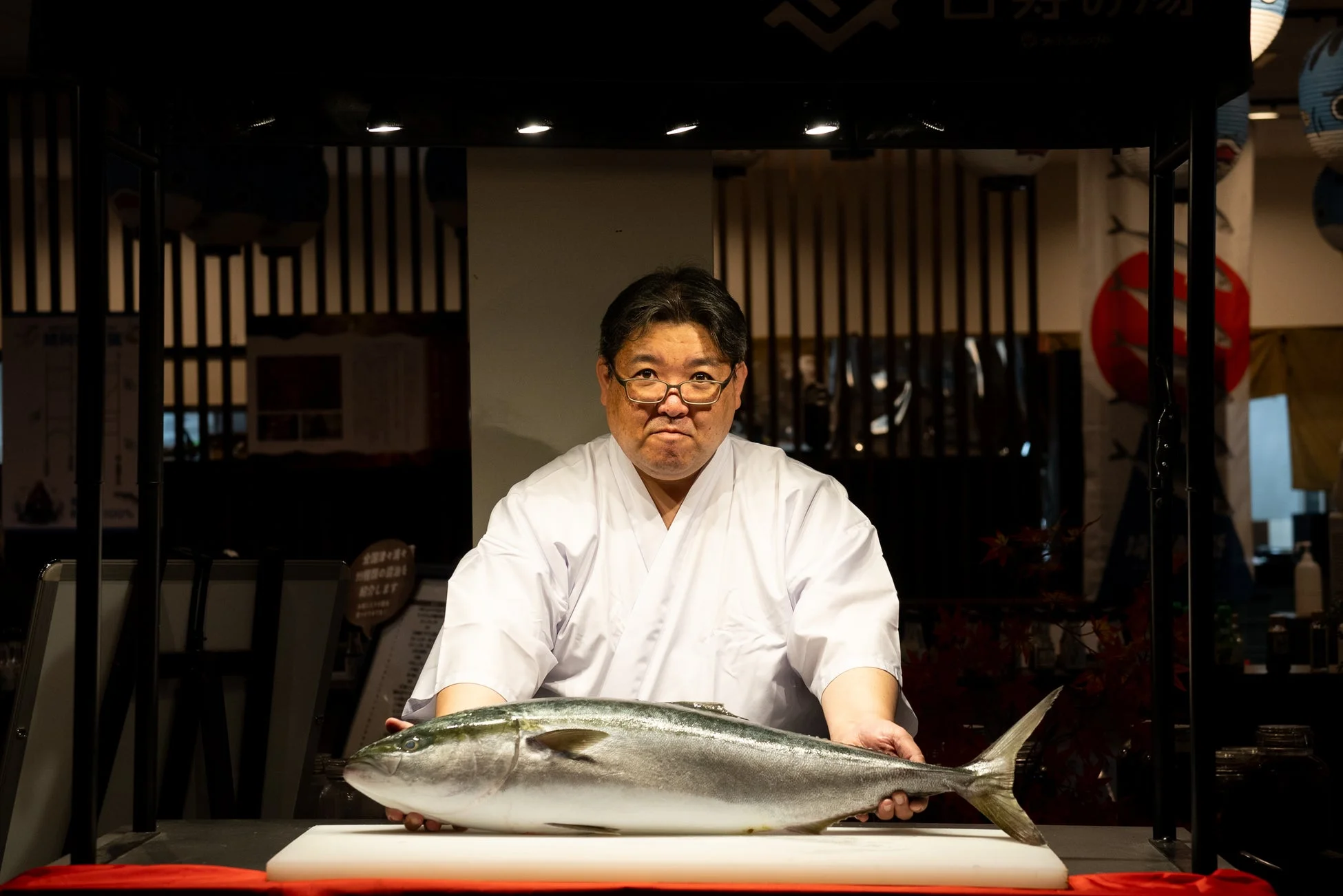 大きな魚を持つ料理人