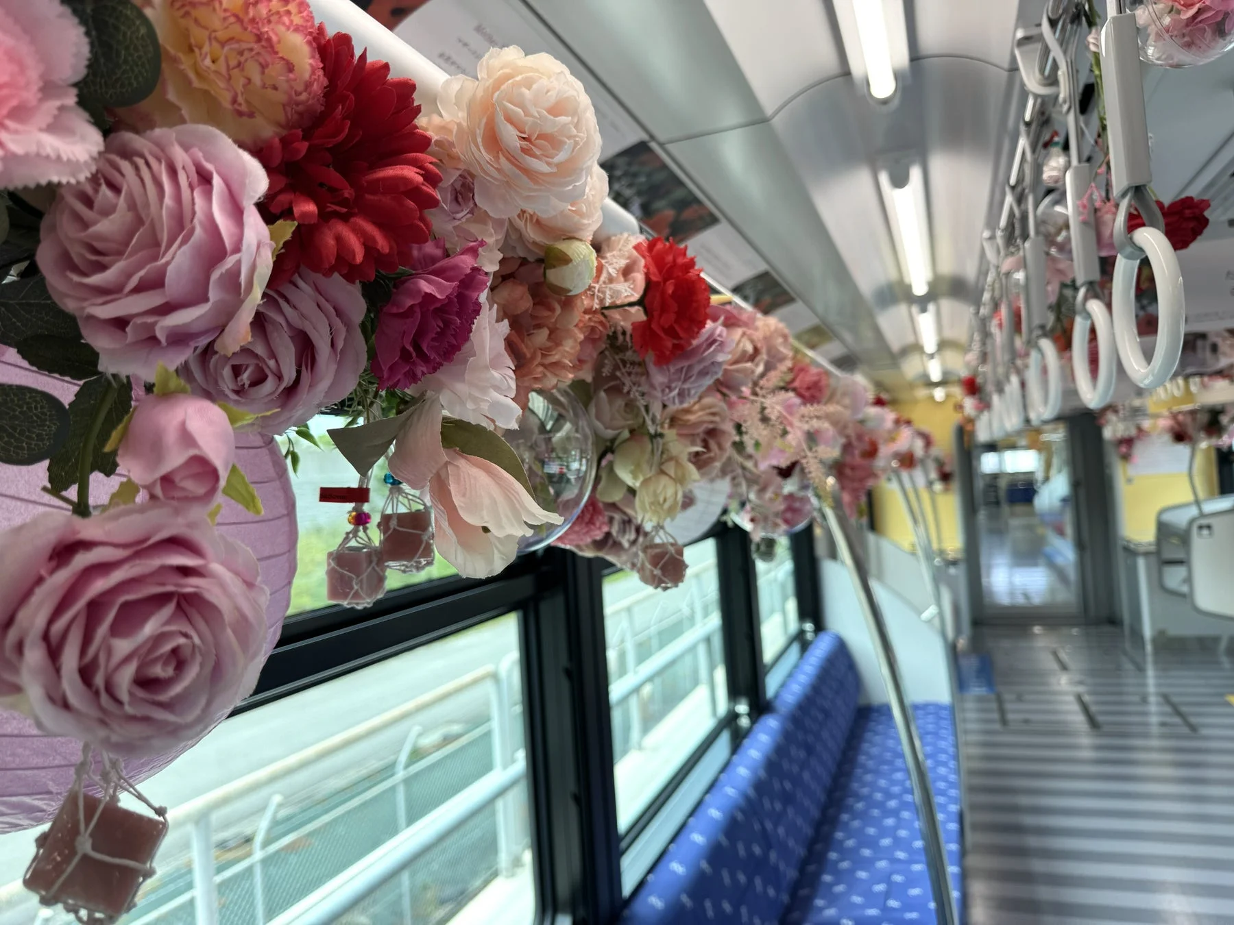 電車車内の花装飾クローズアップ