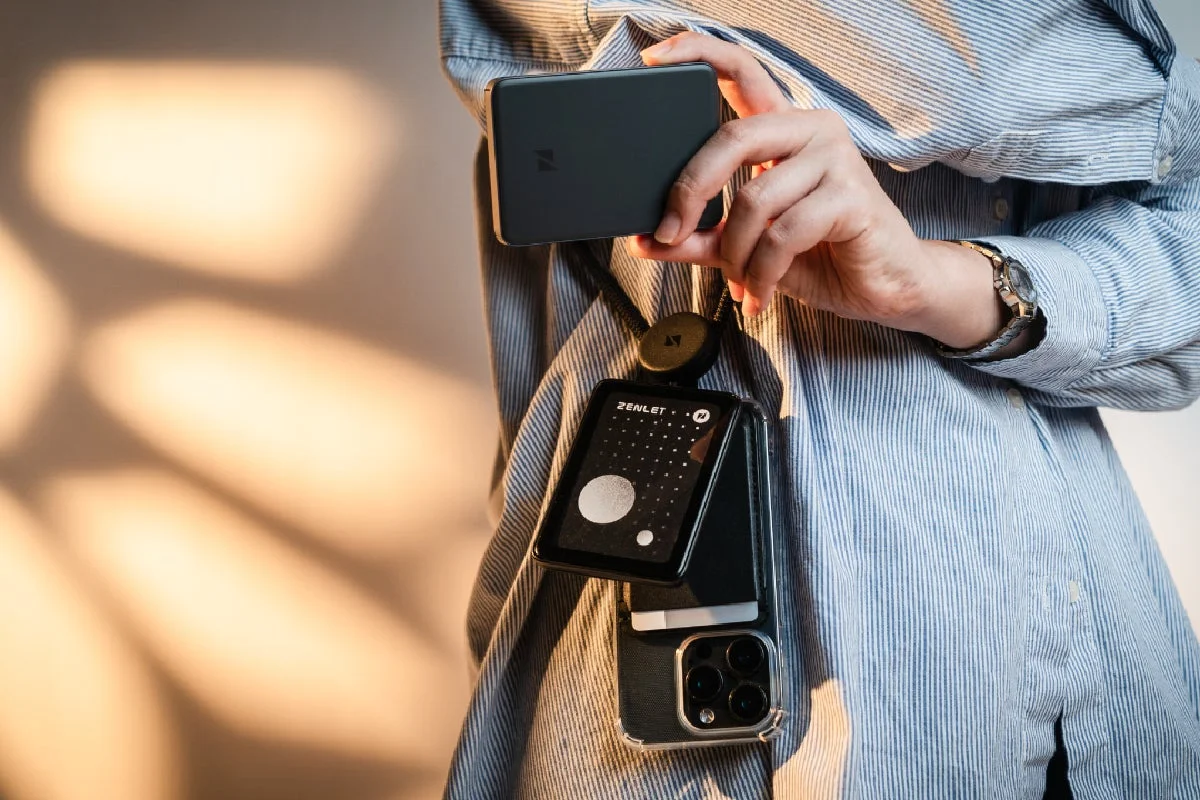 ZENLET製品を持っている手元
