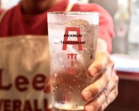 冷たい泡盛の炭酸割りを注いだグラス