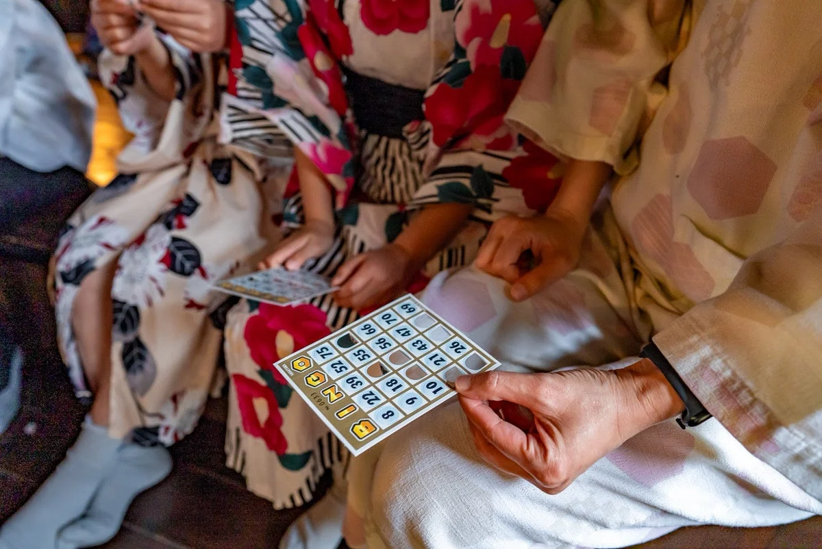 浴衣姿でビンゴを楽しむ人々