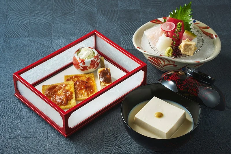 美しく盛り付けられた和食のセット