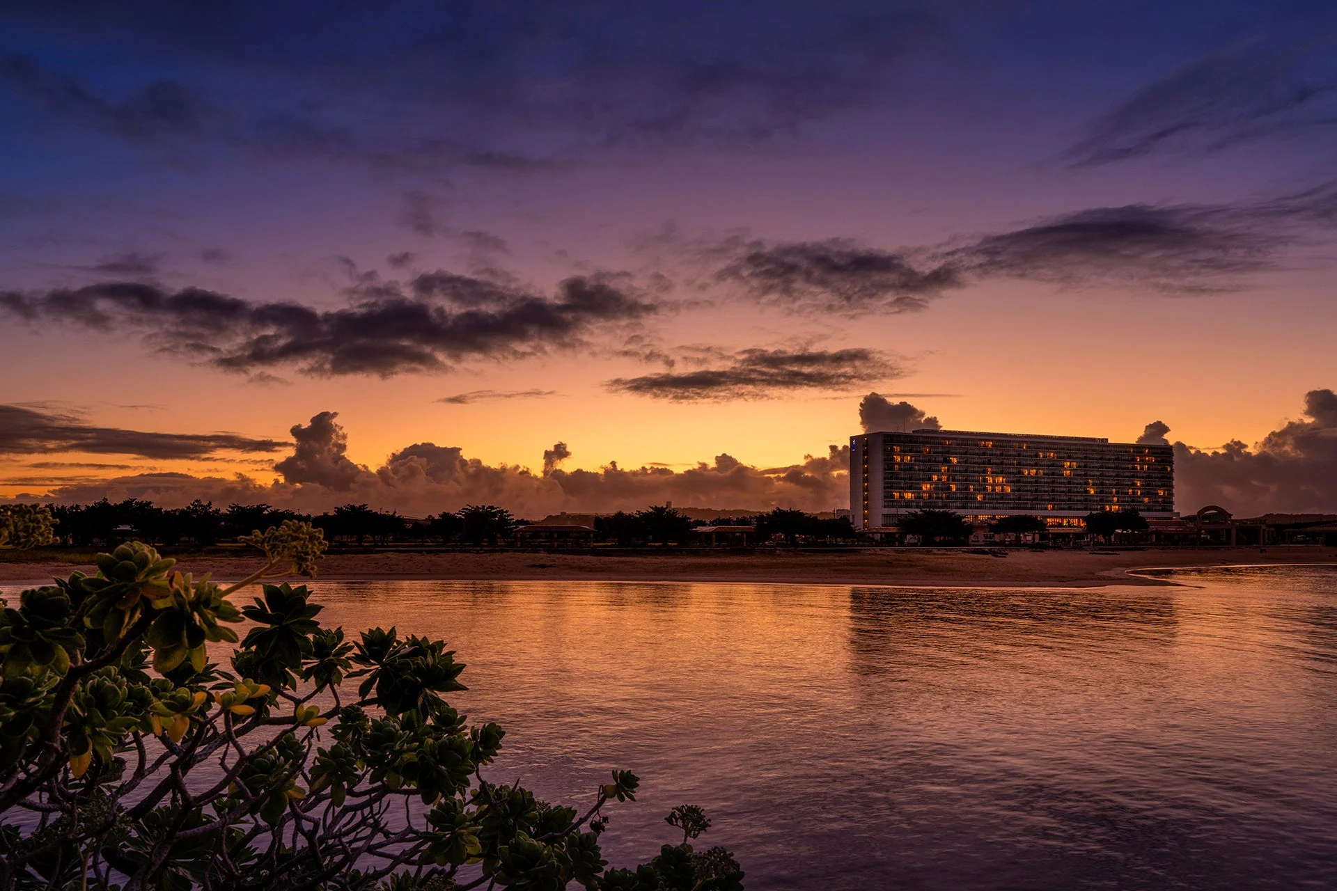 夕焼けとホテル