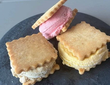 波型のクッキーに挟まれた3つのアイスクリームサンドイッチ