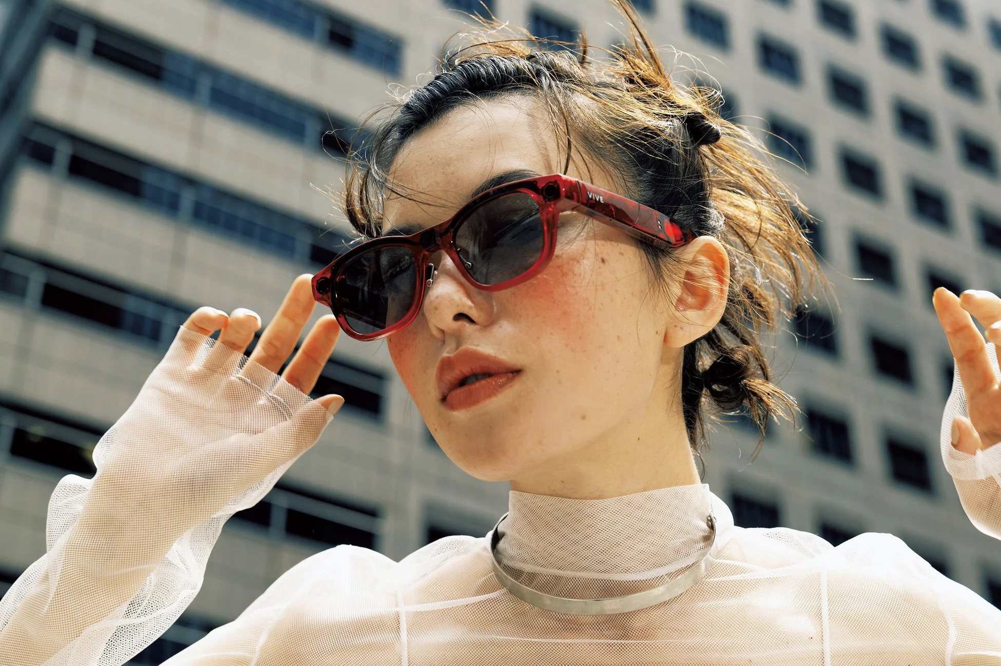 赤いサングラスの女性