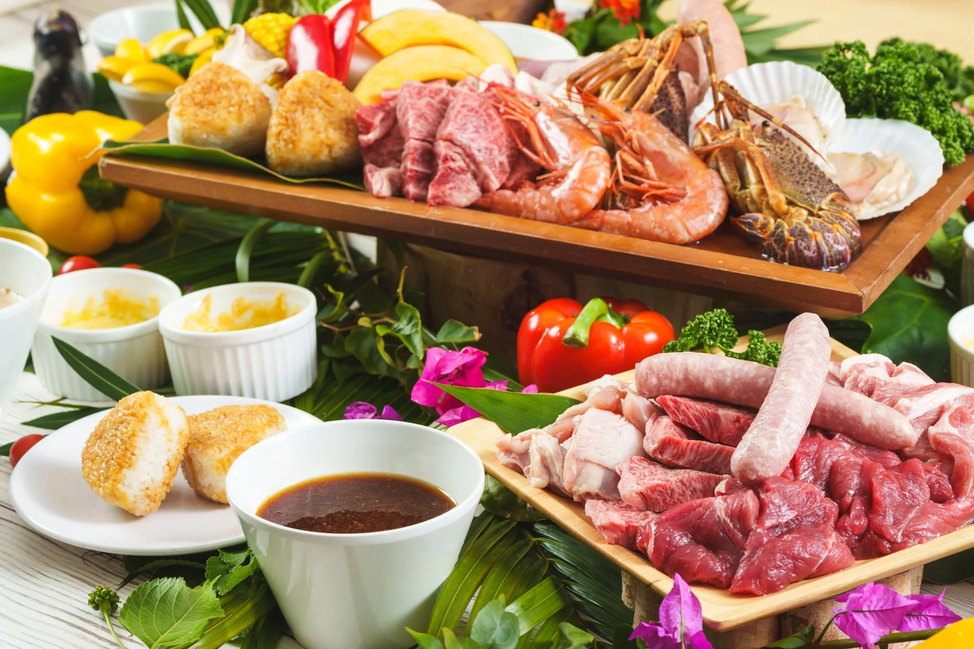 豪華なバーベキュー食材が並べられた食卓の様子