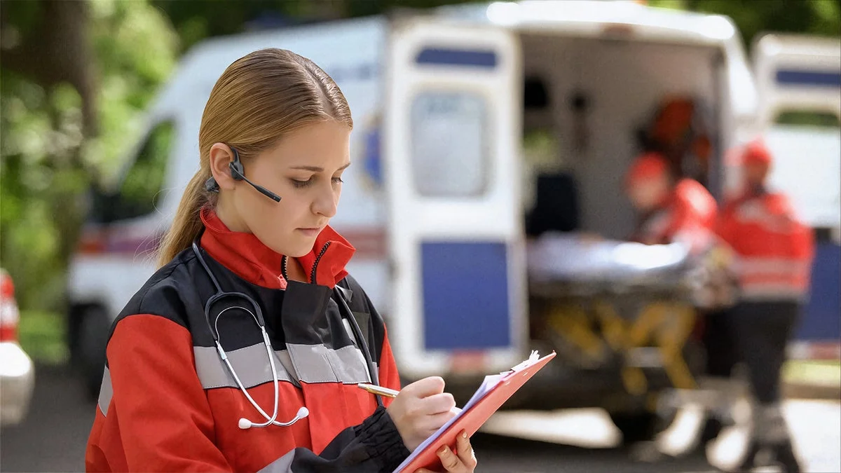 救急隊員がヘッドセットを装着して記録する様子