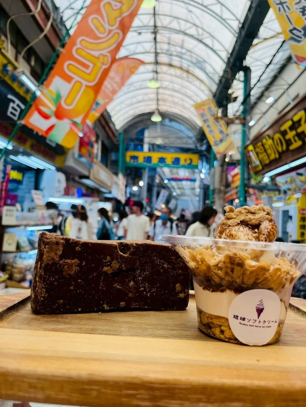 店舗に置かれた黒糖とソフトクリーム