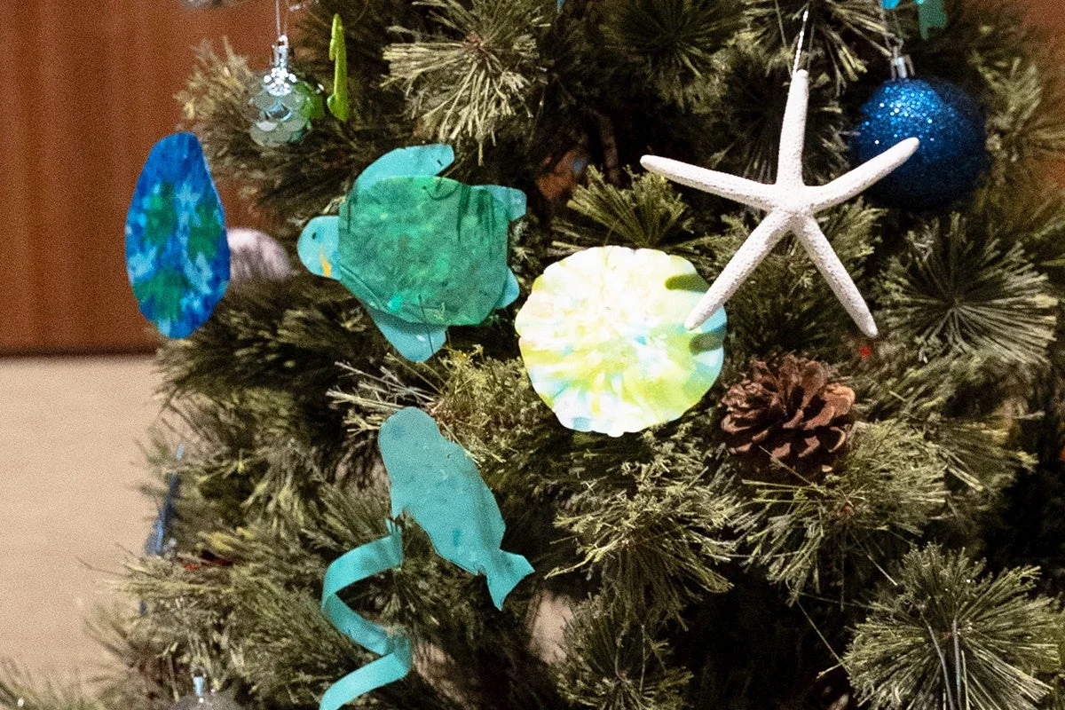 海をテーマにしたオーナメントで飾られたクリスマスツリー