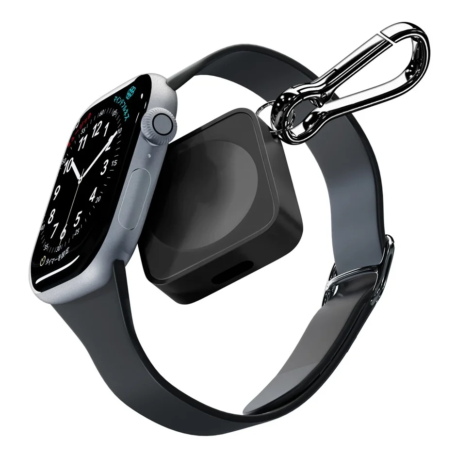 Apple Watchとカラビナ付きポータブル充電器が白背景に浮かび上がっています。