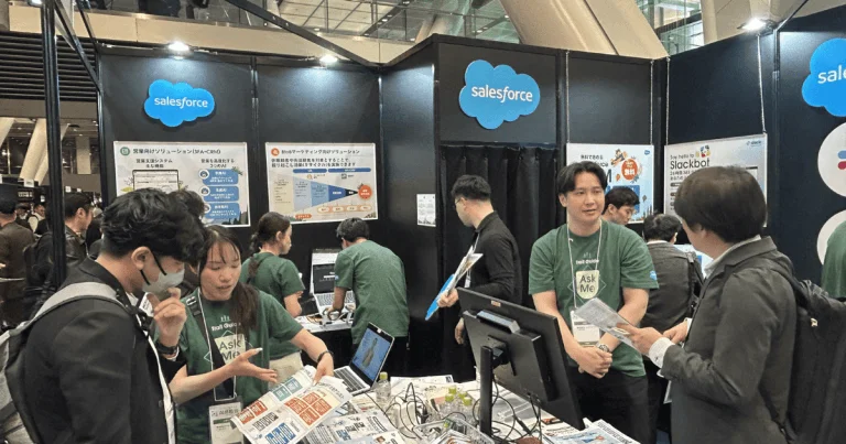 Salesforceの展示ブースでスタッフが来場者と交流
