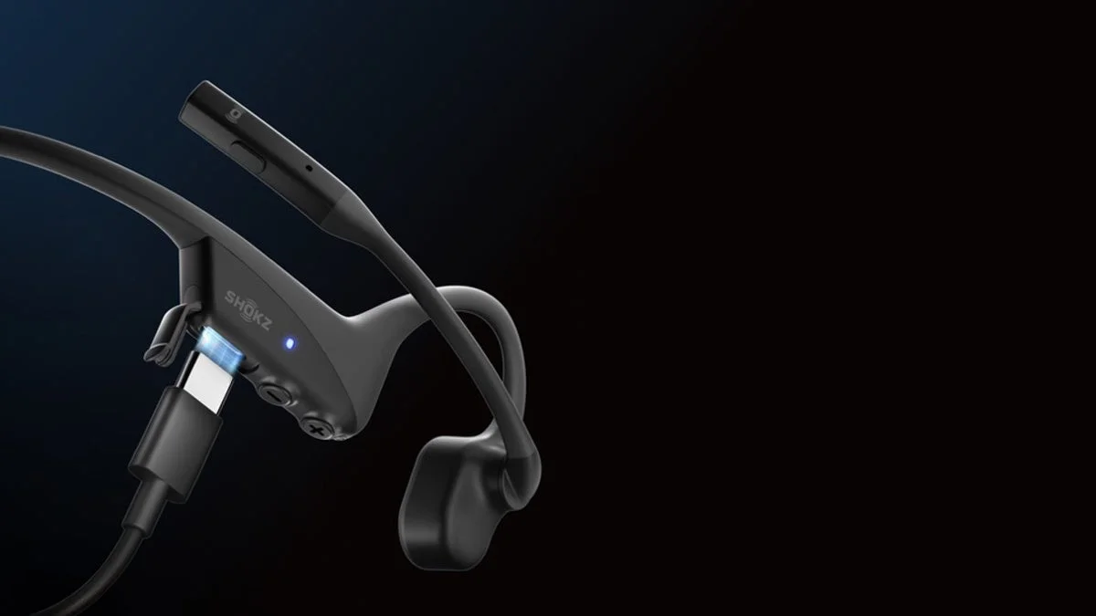 充電中の骨伝導ヘッドホン