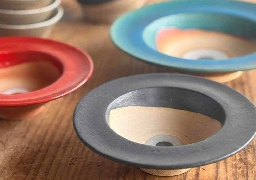 赤、黒、青の縁を持つ陶器製の植木鉢