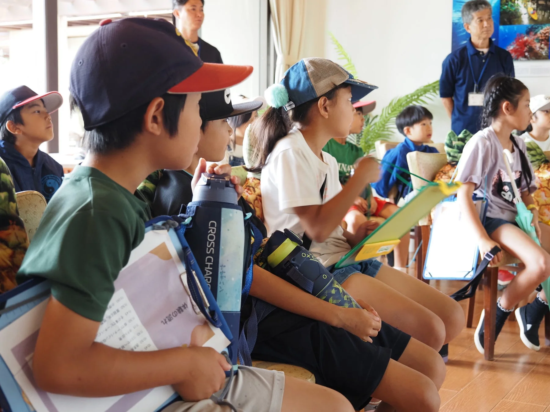 熱心に話を聞く小学生