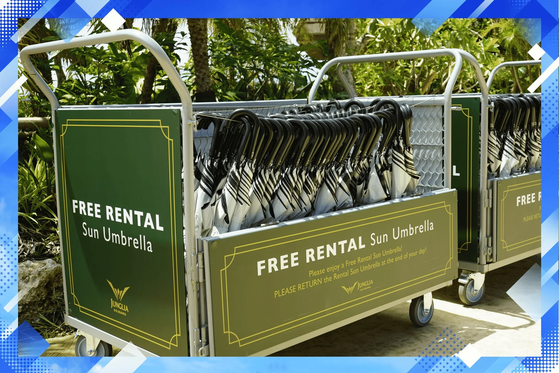 沖縄のリゾート施設「JUNGLIA OKINAWA」で提供されている、無料レンタルの日傘が積まれたカート