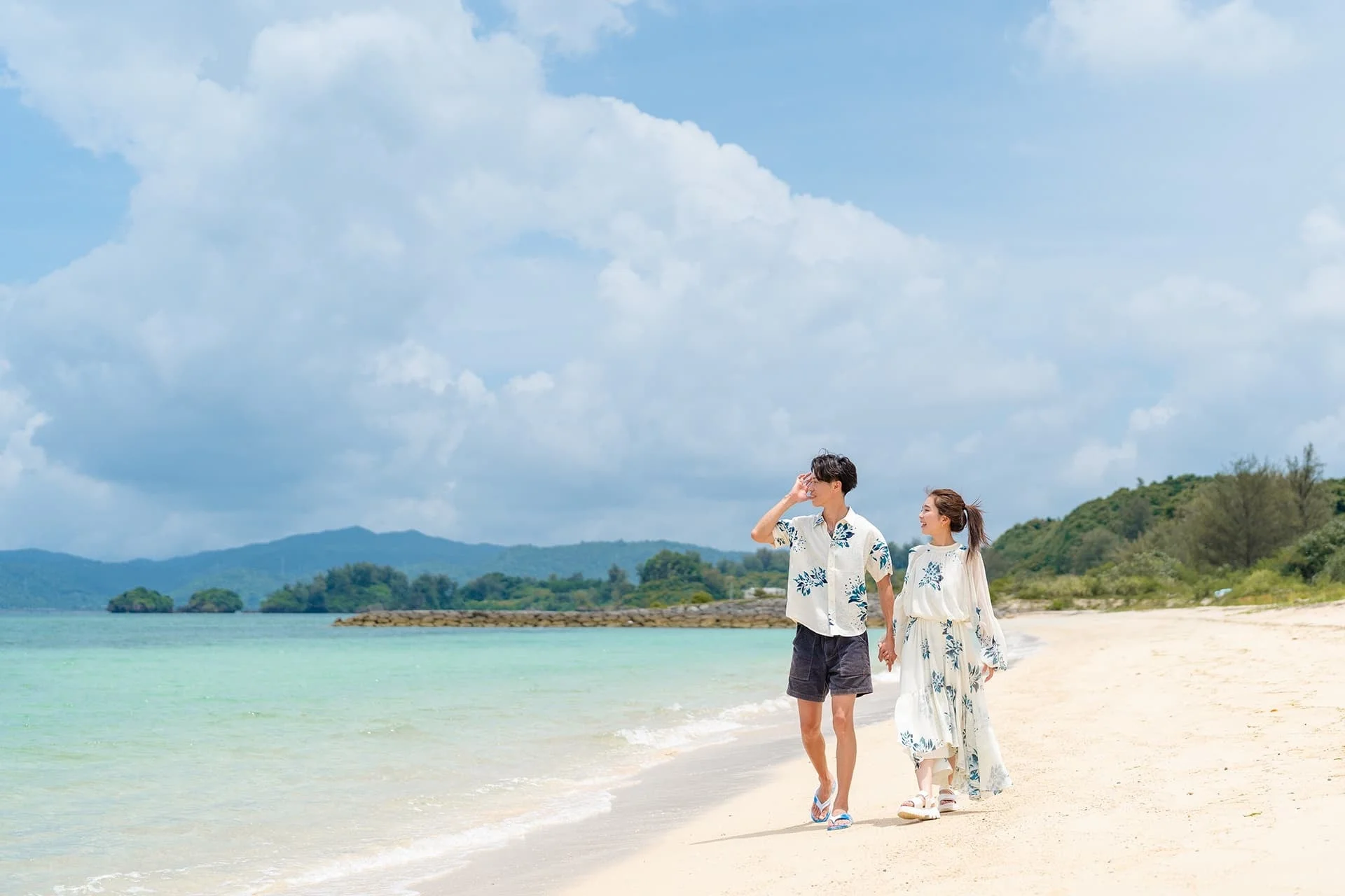 ビーチを歩くカップル