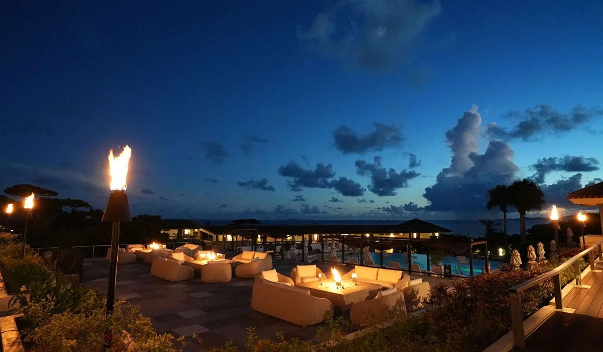 夕暮れ時のリゾートホテルの屋外ラウンジ