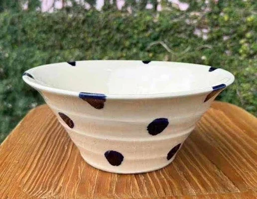 白い陶器のボウル