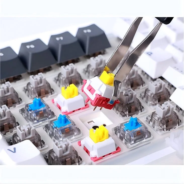 キースイッチを交換する様子