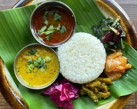 バナナの葉に盛られた南インドまたはスリランカ風の定食