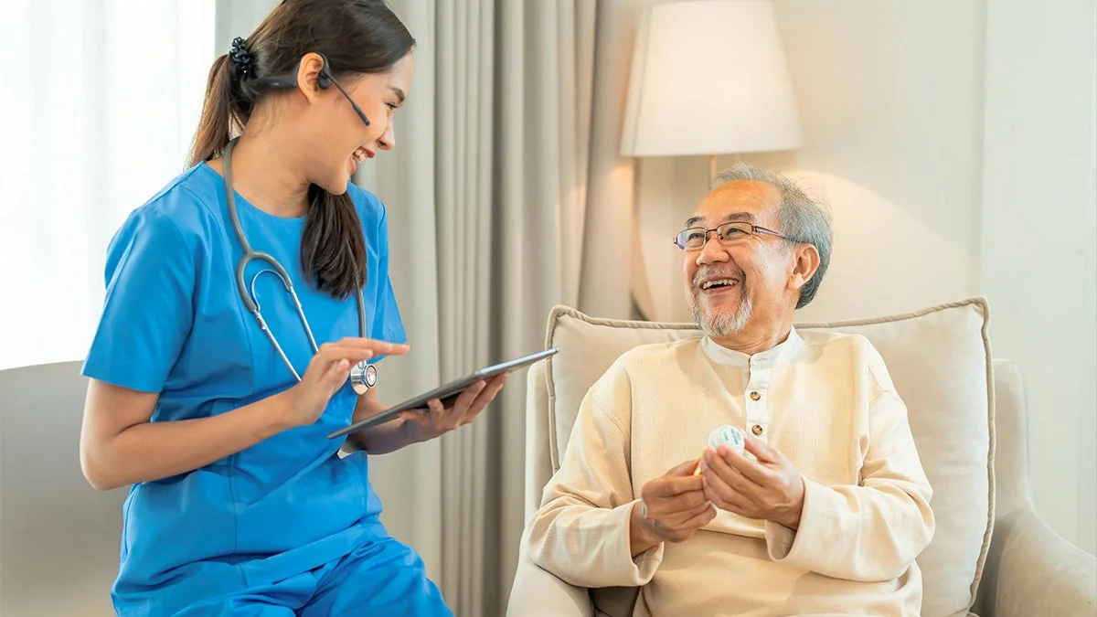 看護師が高齢者と話す様子