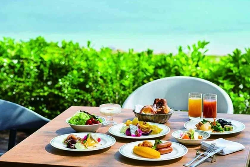 屋外で提供される朝食