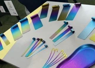 虹色のグラデーションが美しい金属サンプル