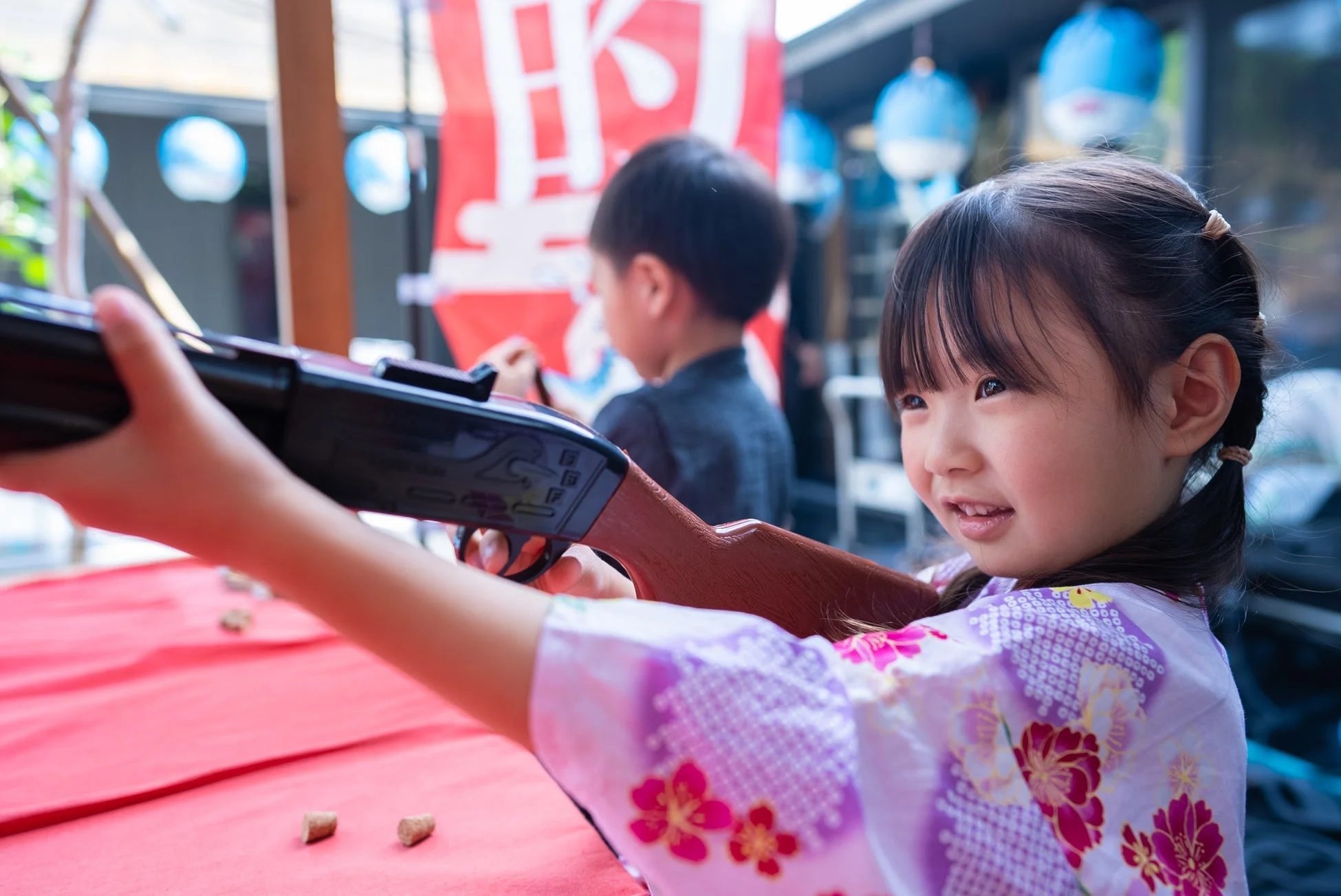 射的を楽しむ浴衣の女の子