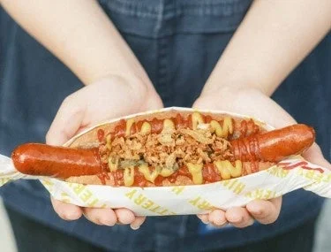 具だくさんのホットドッグのクローズアップ画像