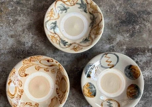 異なる手描きの模様が施された3枚の小皿