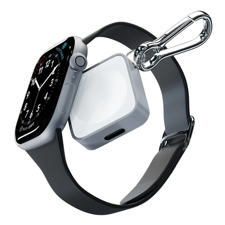 Apple Watchのようなスマートウォッチと、カラビナで取り付けられたポータブル充電器が白背景に浮いている画像です。