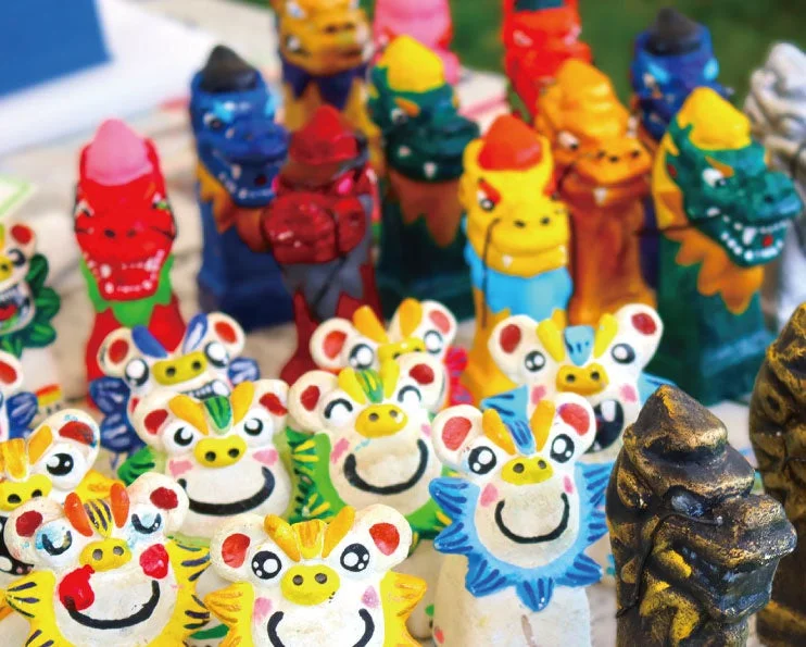 漆喰でできたシーサーや龍の置物