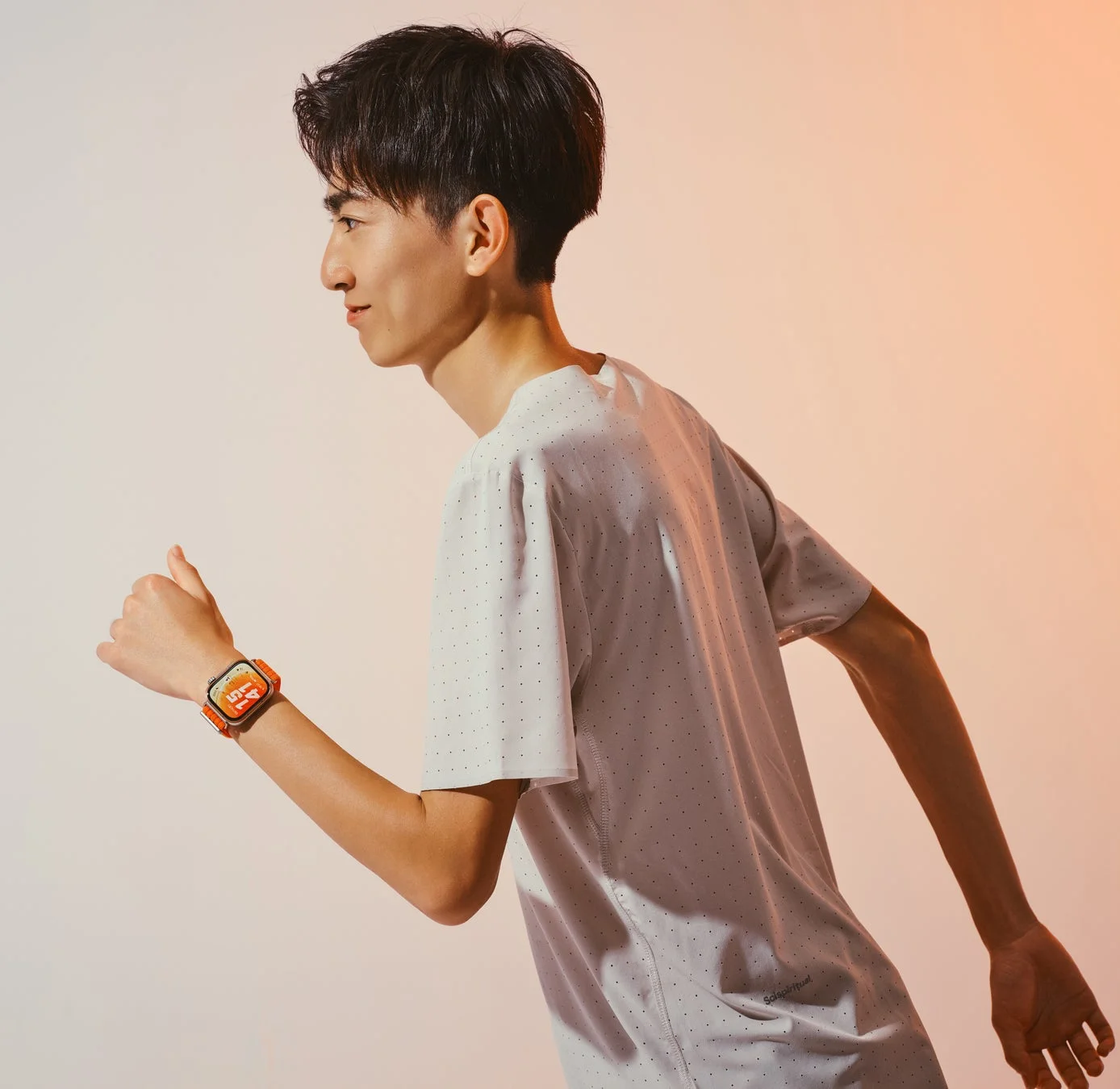 ランニング中の男性とスマートウォッチ