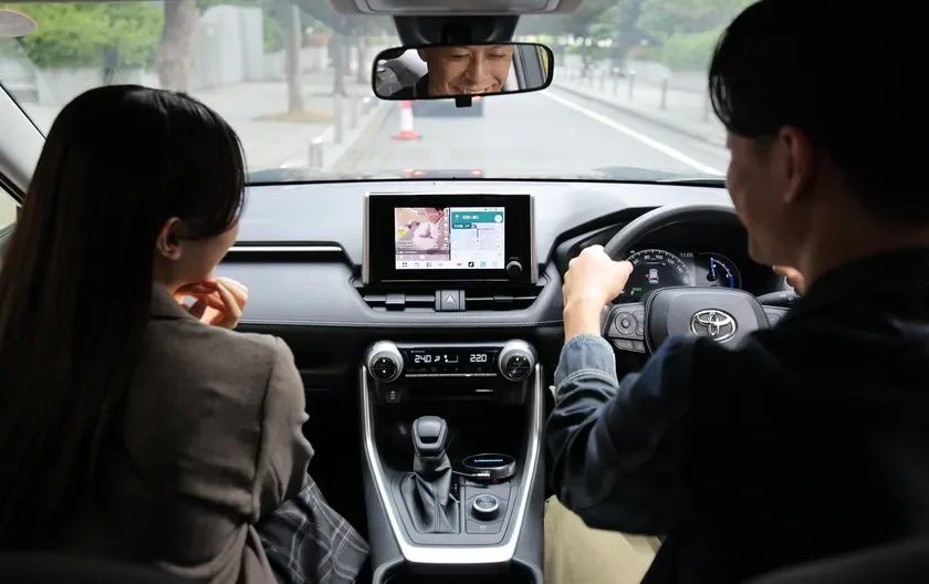 車内から見た運転席と助手席の様子