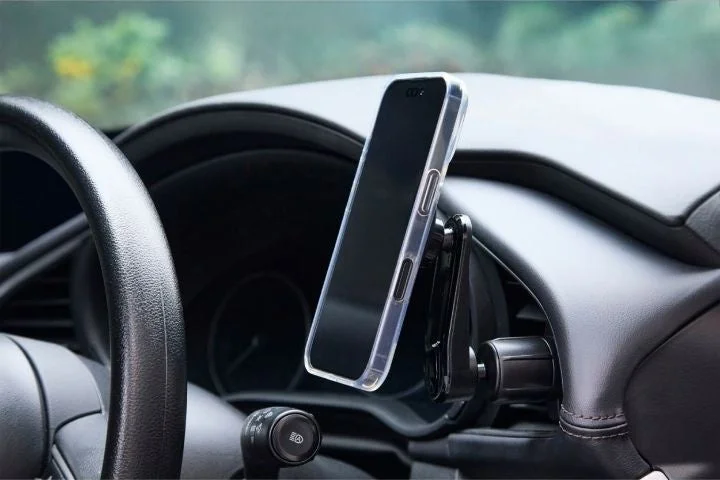 車内に固定されたスマートフォン