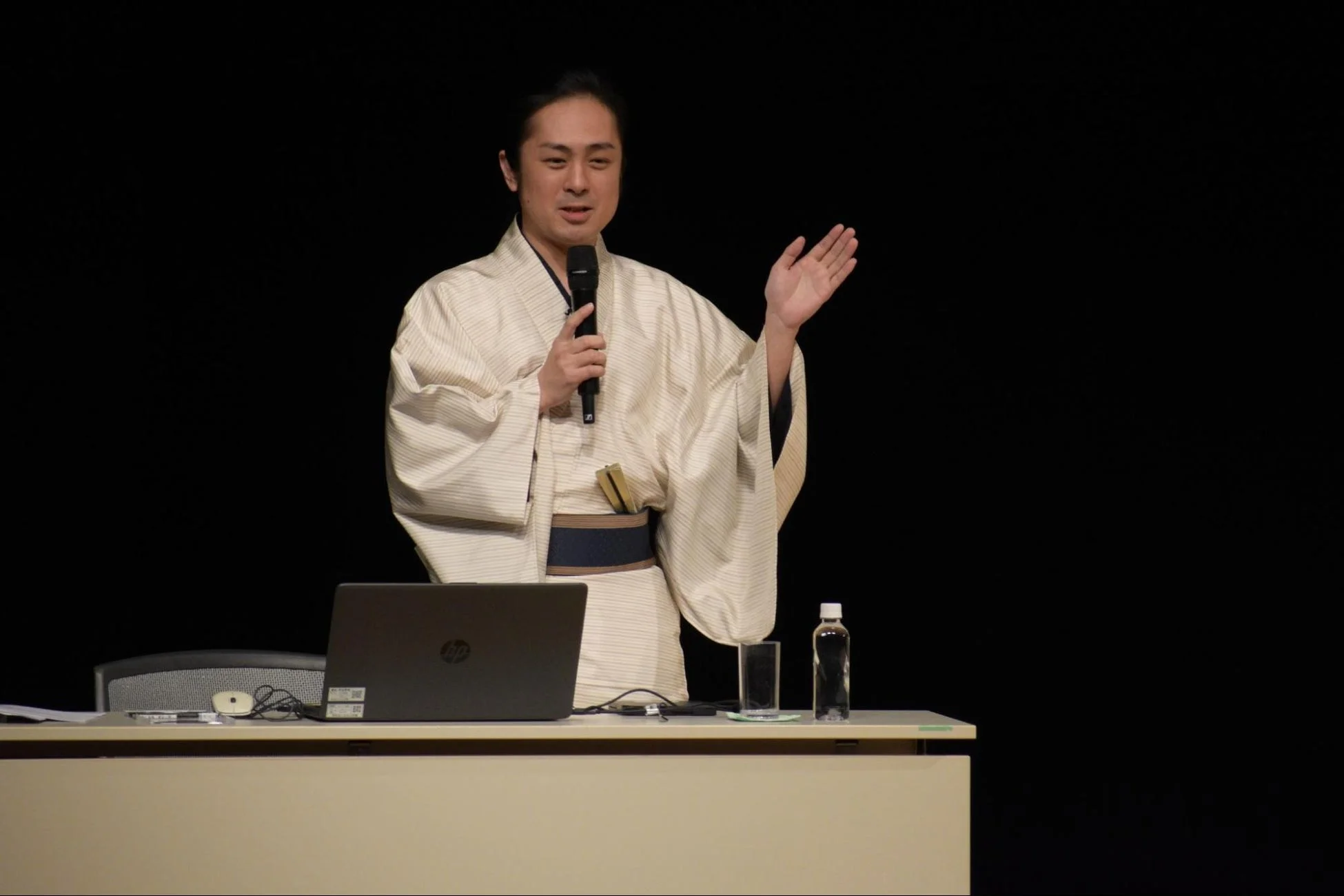 和服姿の男性が講演