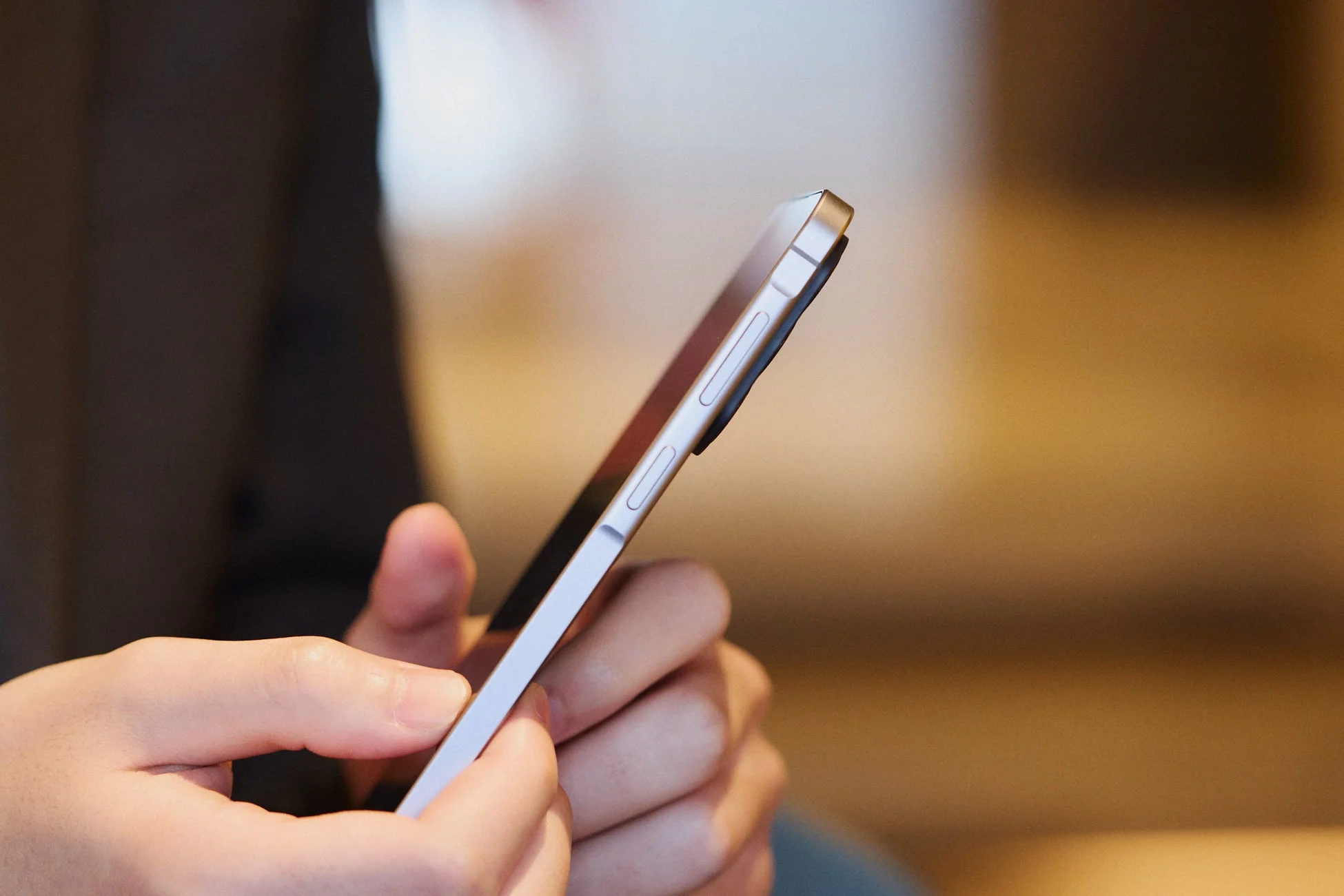 スマートフォンを操作している人物の手元