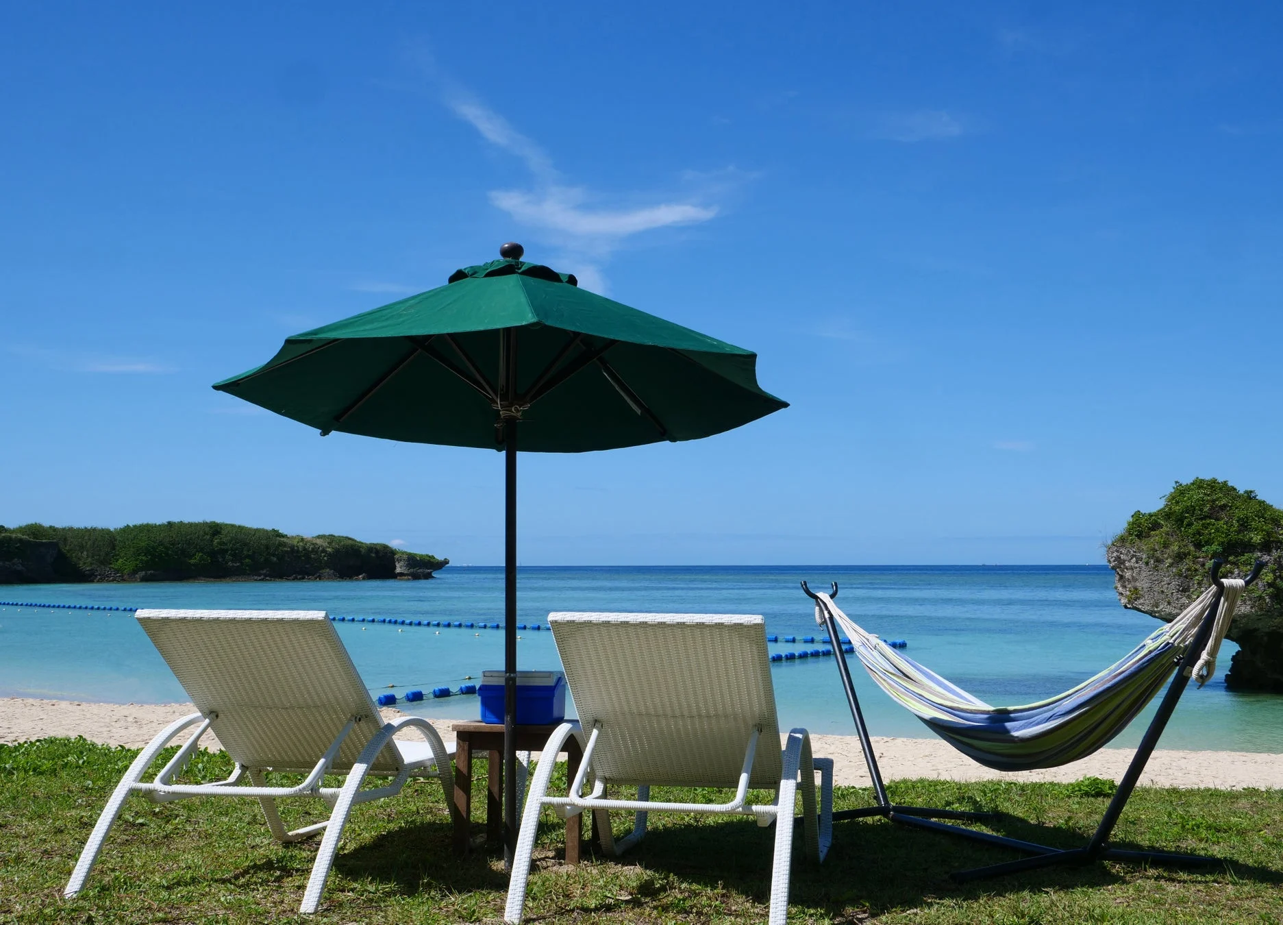 ビーチ、海、夏、リゾート、休暇、ハンモック、パラソル、ラウンジチェア、青空、熱帯、沖縄