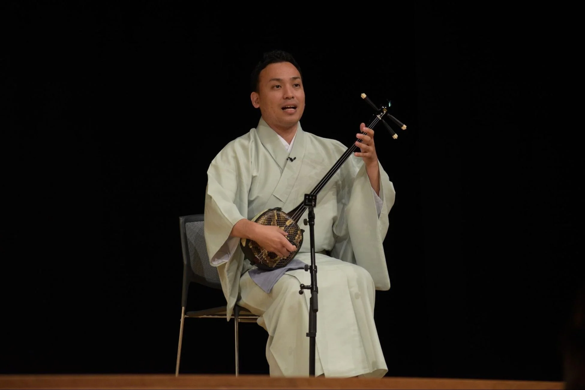 三線を演奏する男性
