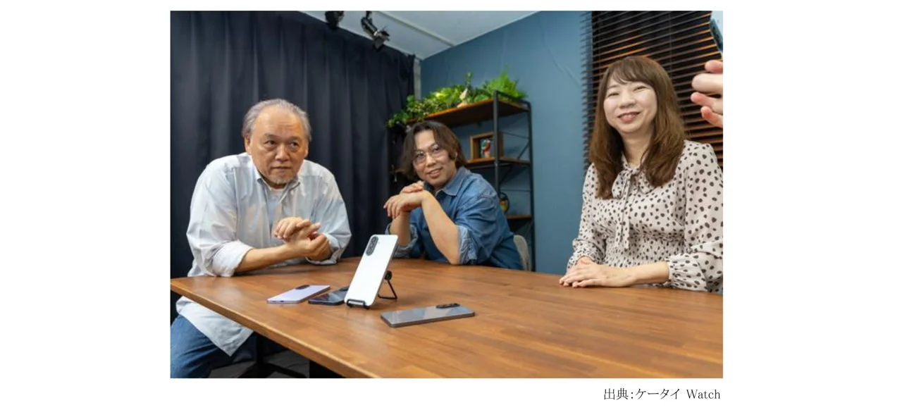 テーブルを囲む3人