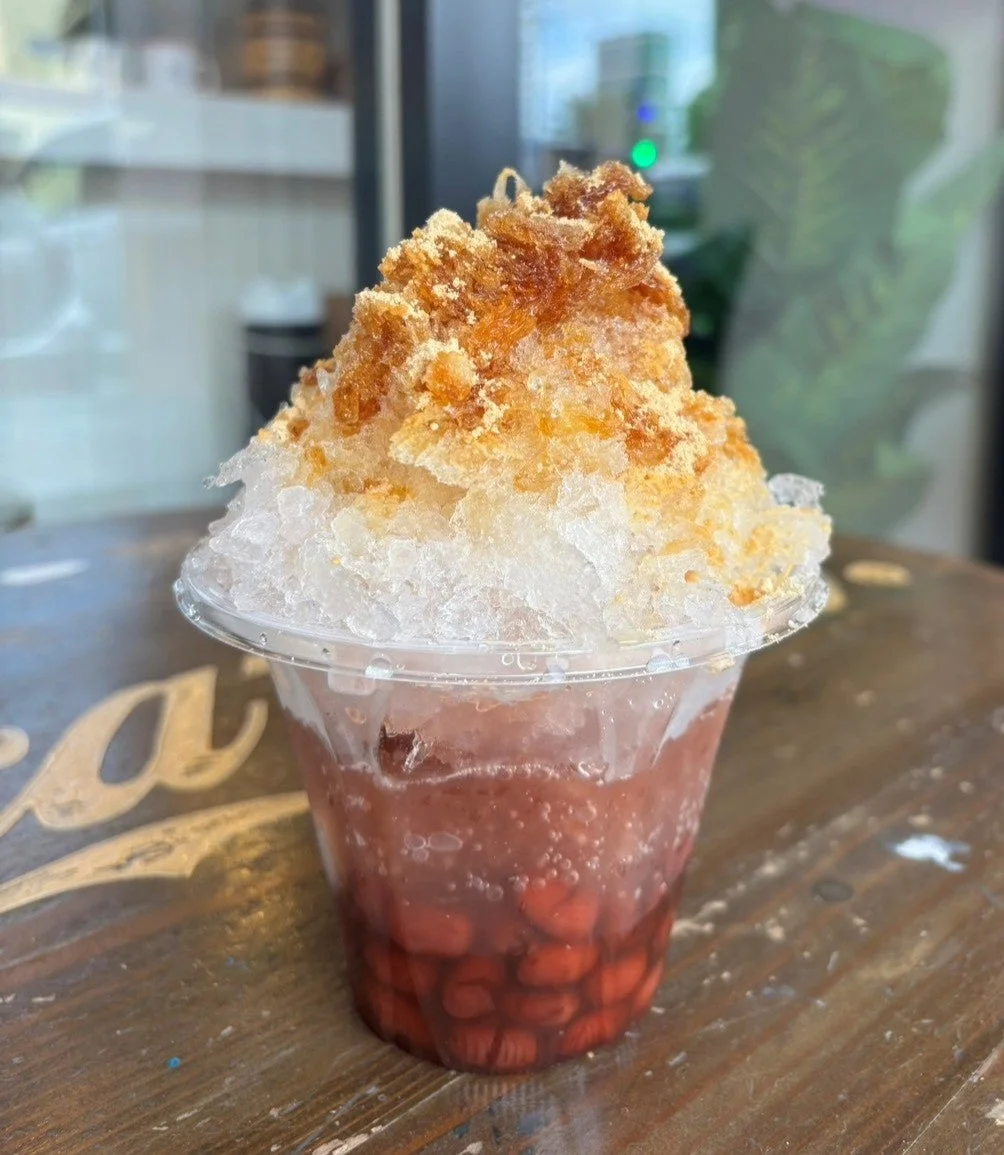 ふっくら金時豆とふわふわかき氷に黒蜜きなこをかけた「沖縄ぜんざい」